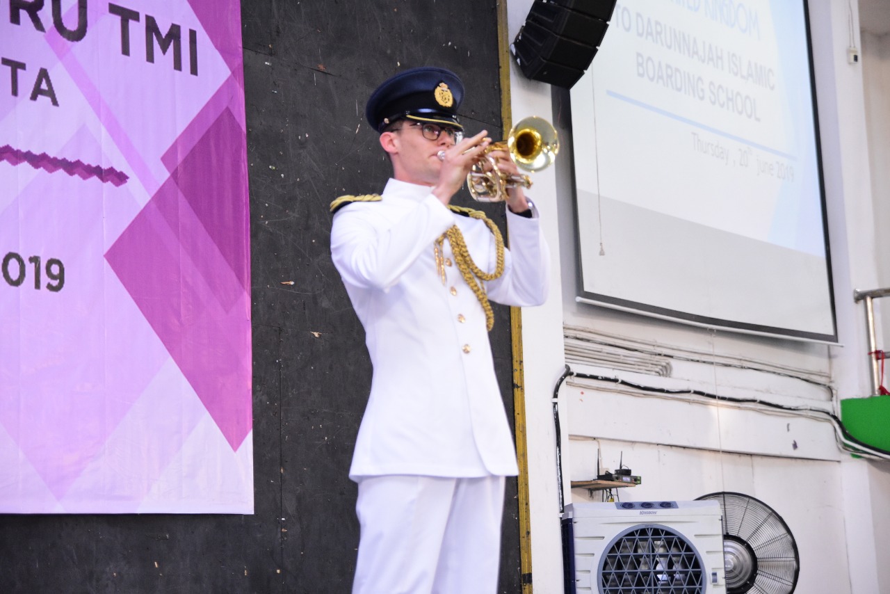 Military Trumpeter in a tropical white uniform.