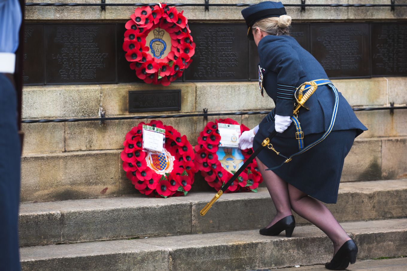 Group Captain Jo Lincoln places a wreath at the war memorial outside Browne’s Hospital.