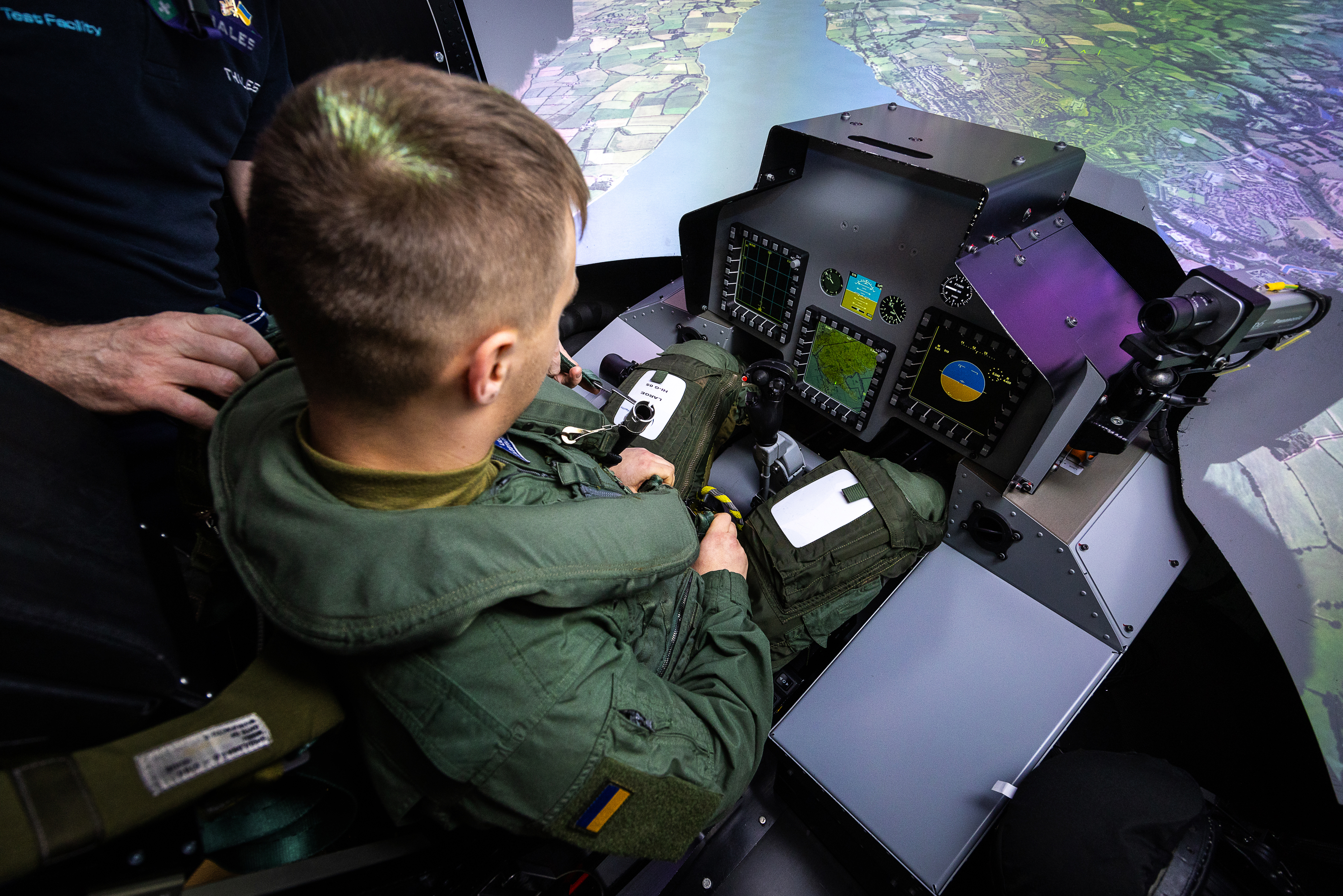 Pilot training with screens in front