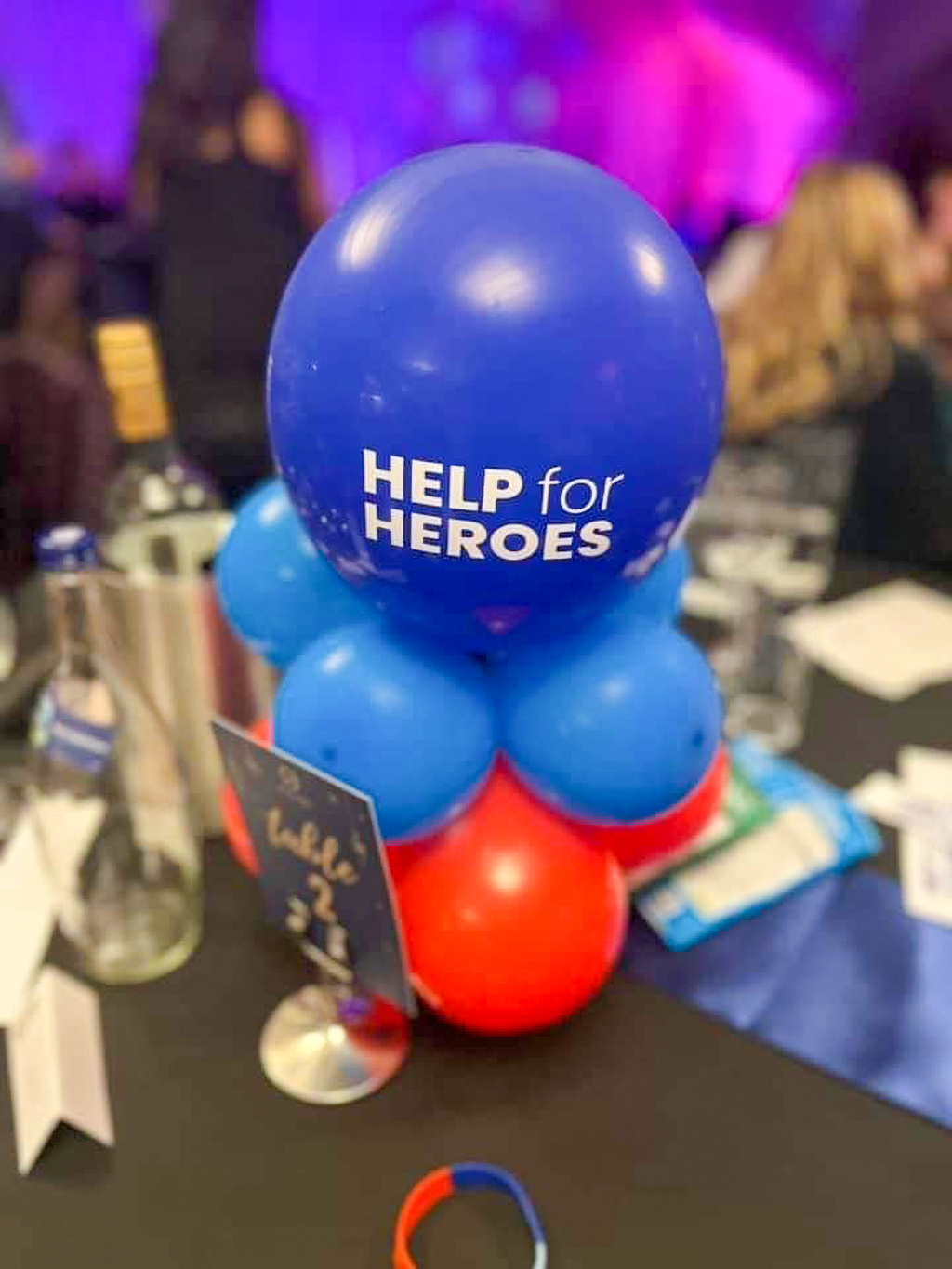 The original drummer of the rock band Status Quo has performed at an event in Witney to raise money for the military charity 'Help for Heroes'.