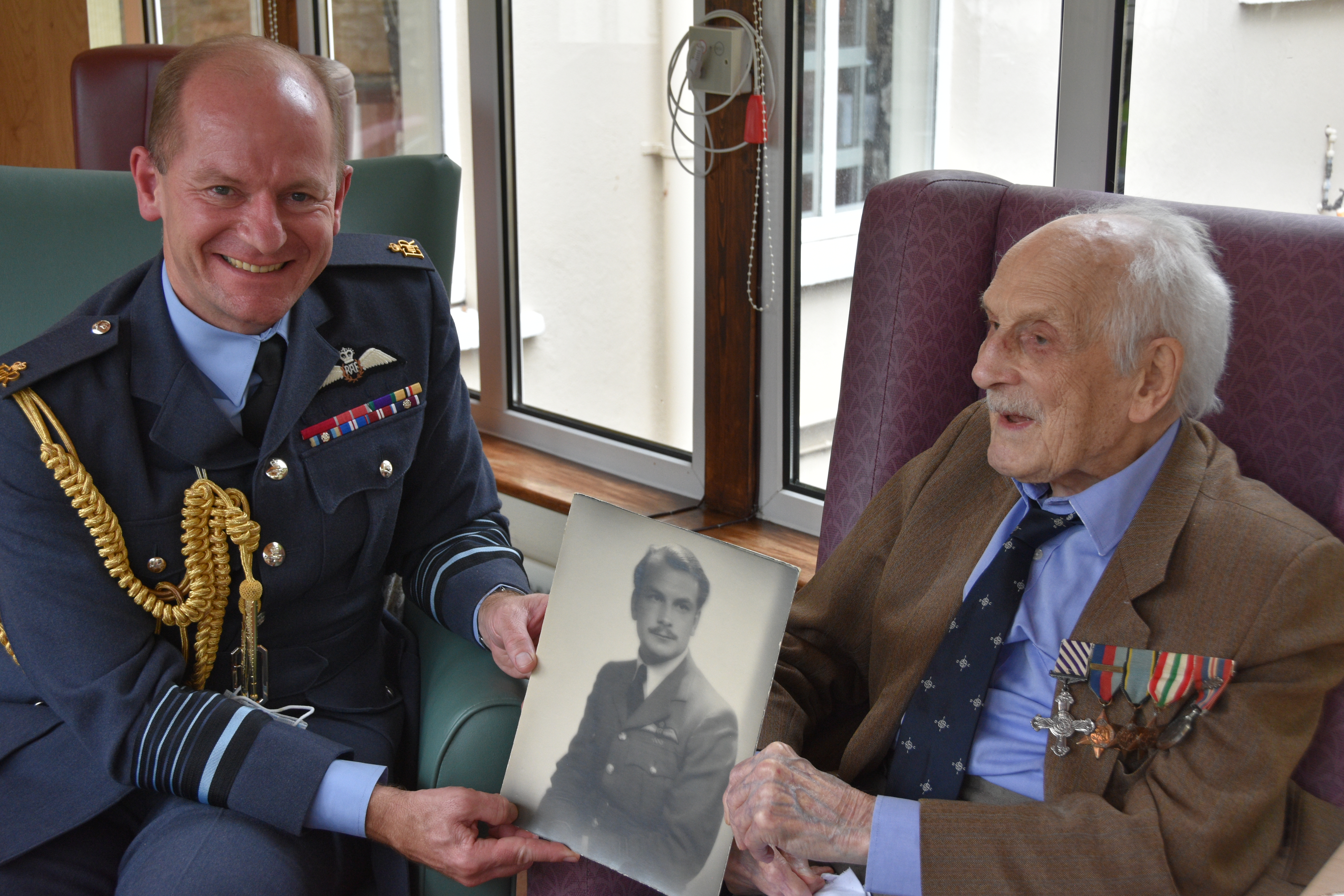 Group Captain (retired) John ‘Paddy’ Hemingway and Air Chief Marshal Sir Mike Wigston holding black and white picture.