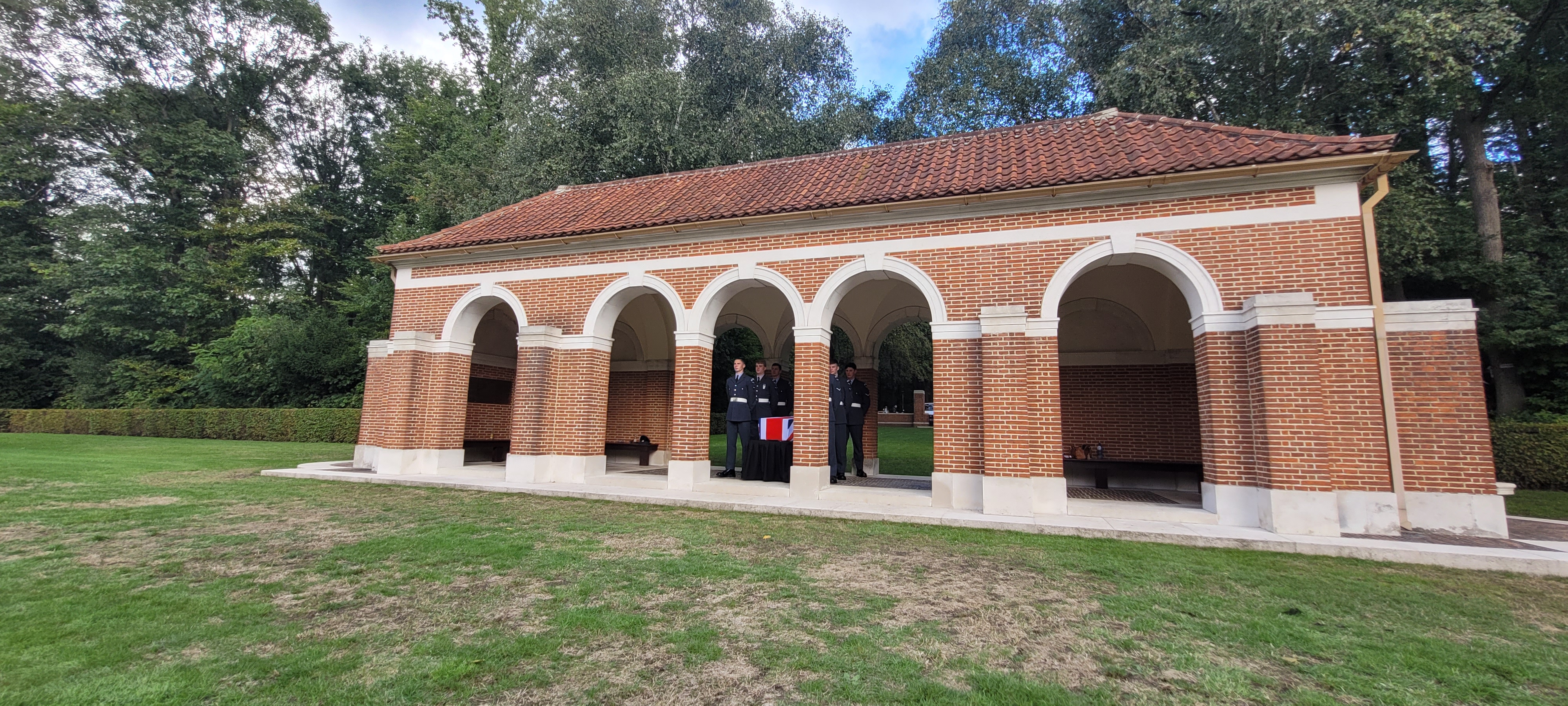 Image of RAF aviators guarding the coffin under archway building.