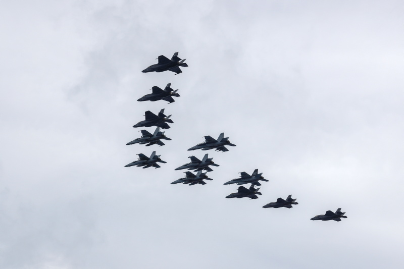 Two F-35B Lightnings fly in formation.