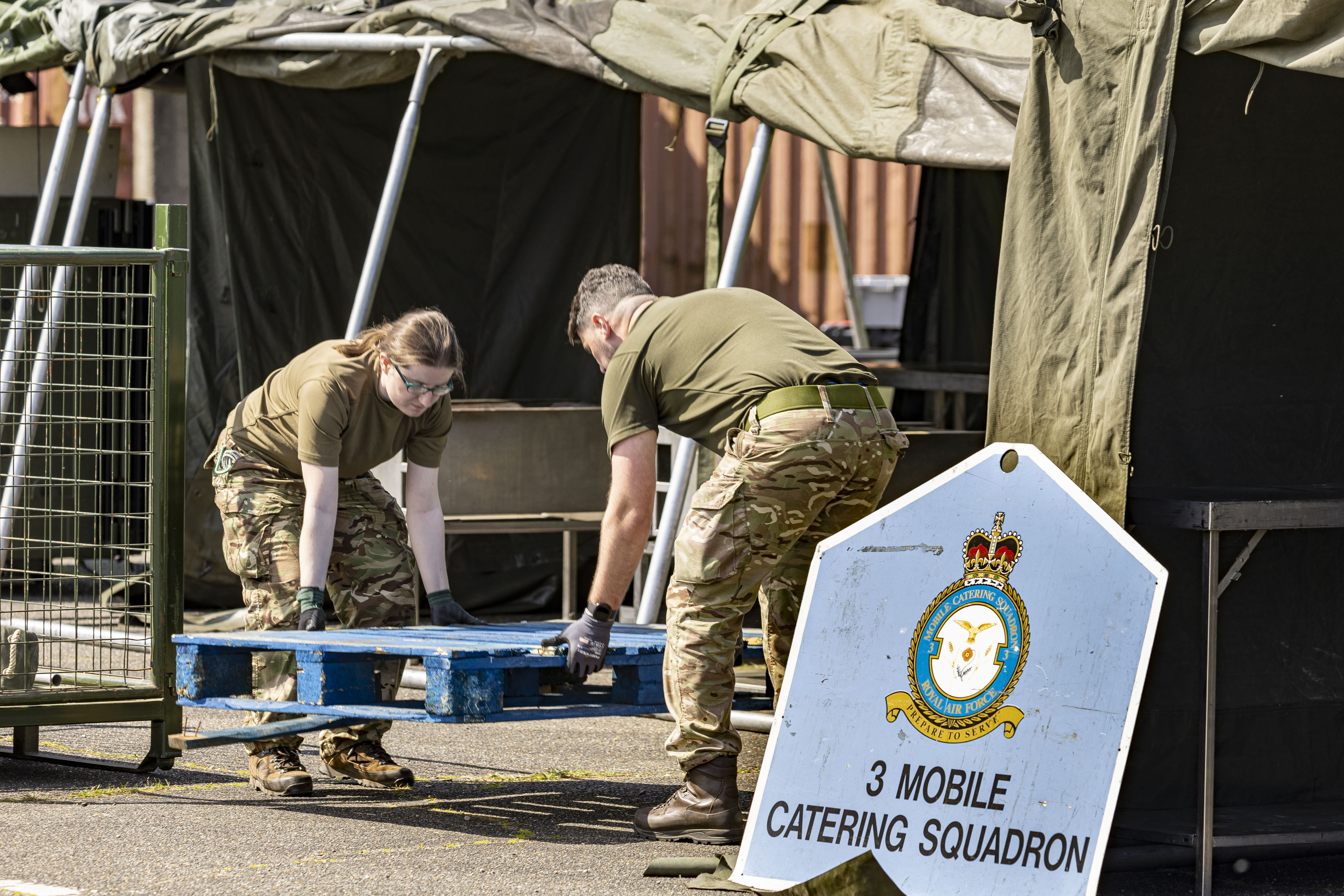 Personnel from 3MCS setting up a field kitchen