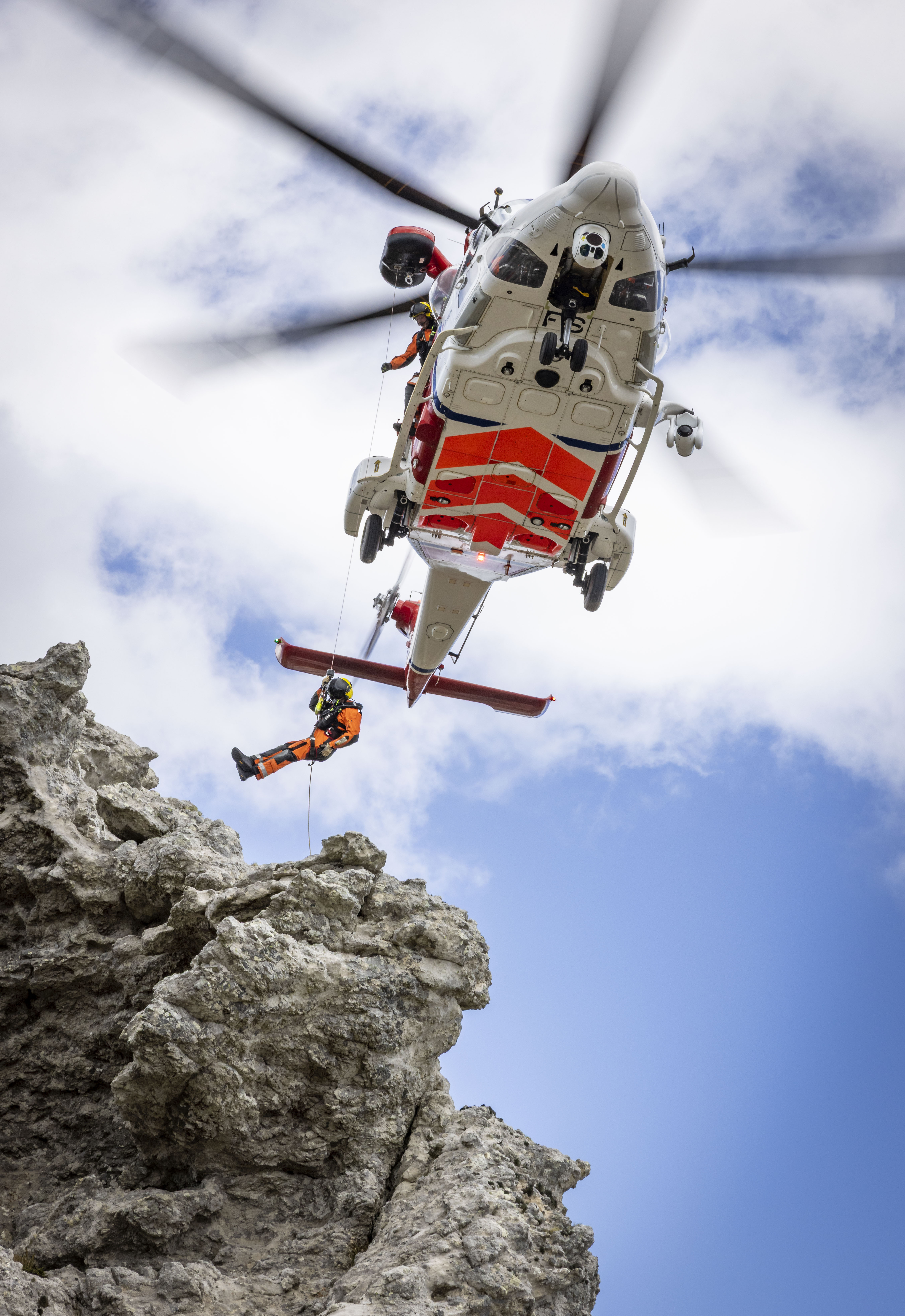 Bristow SAR demonstrates rock rescue ability