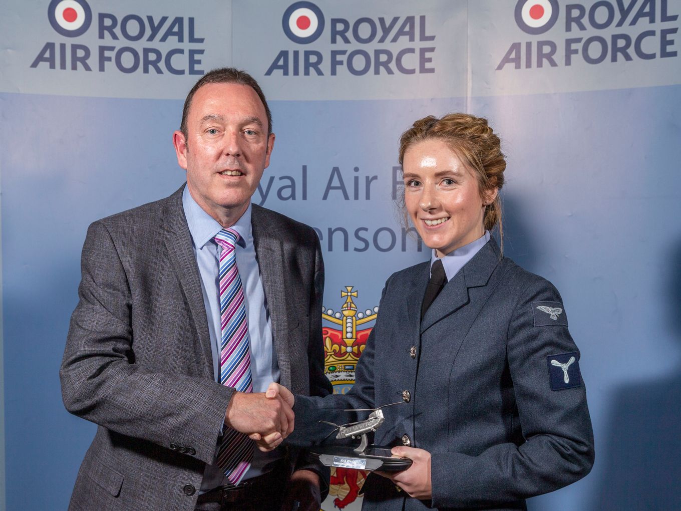 SAC Barlow is presented with her award