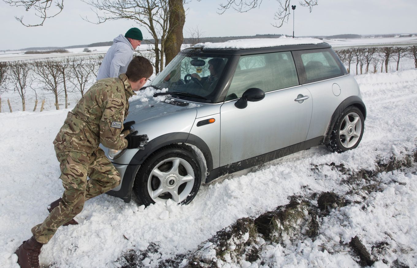 RAF Wittering drivers helping snowbound drivers in Lincolnshire.