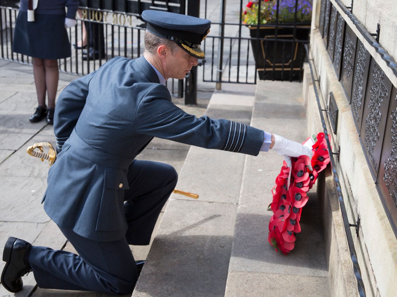 Group Captain Tony Keeling lays the wreath