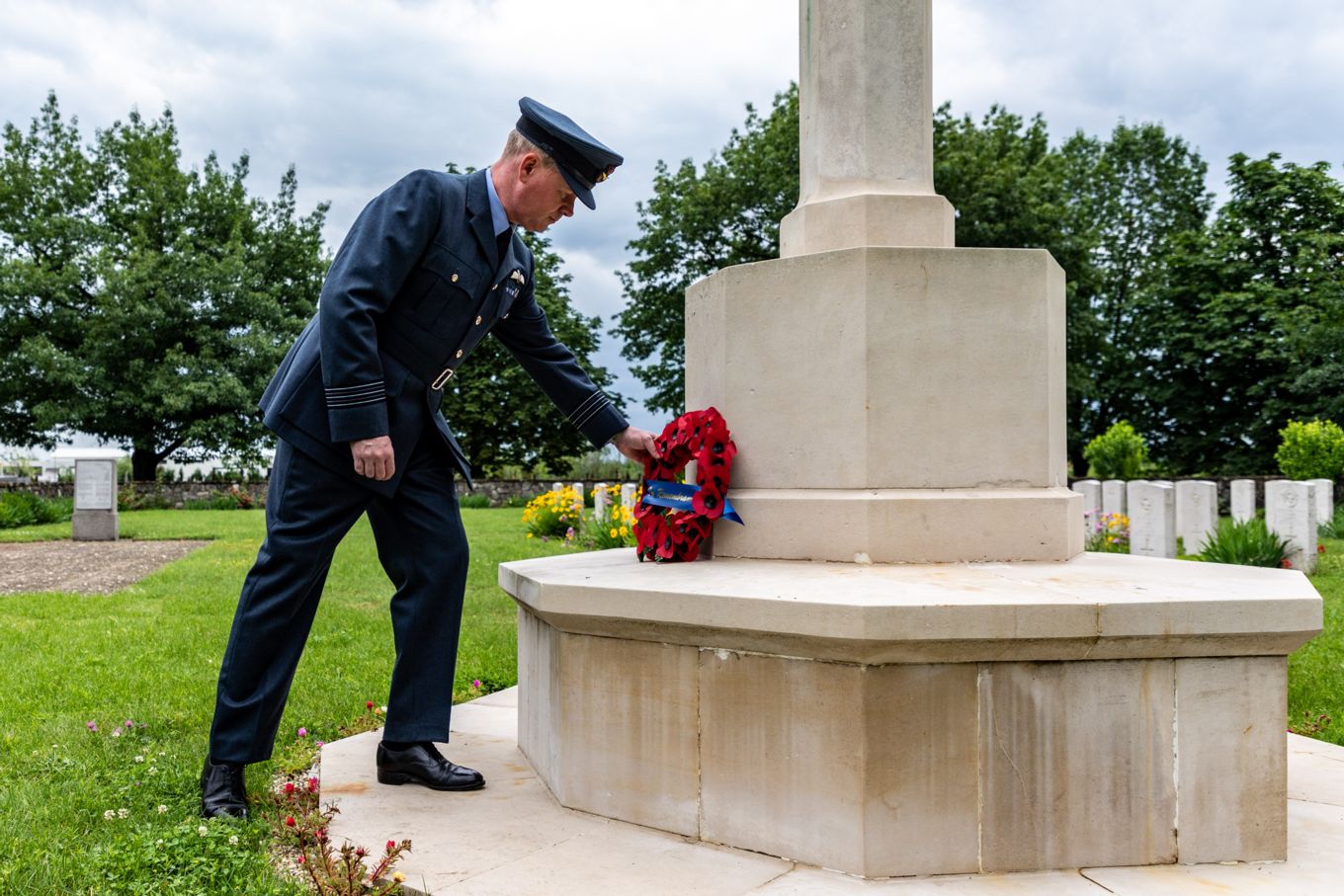 Personnel laying poppy wreath on Memorial. 