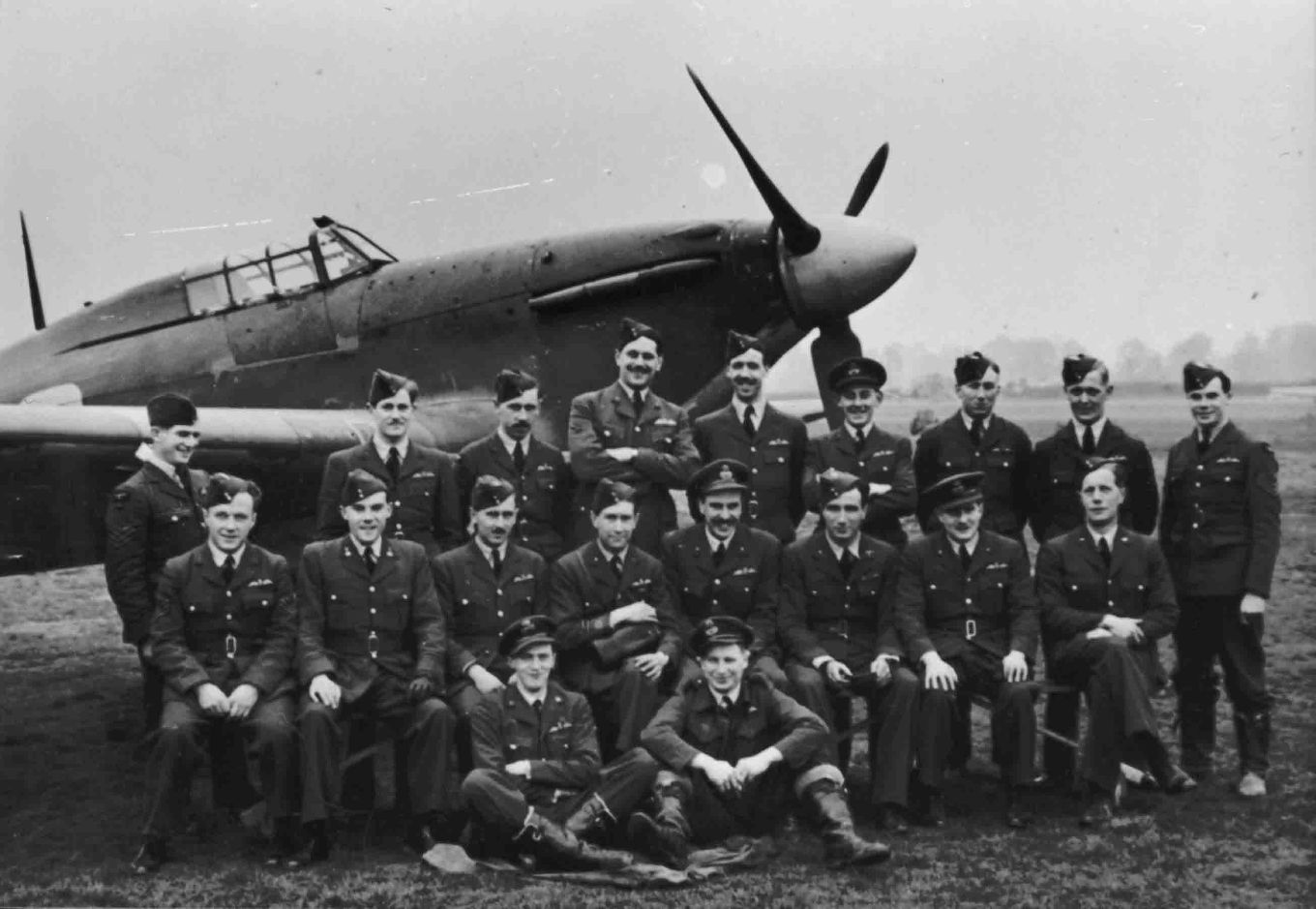504 Squadron in 1940. Ray Holmes is seated far left in the middle row.