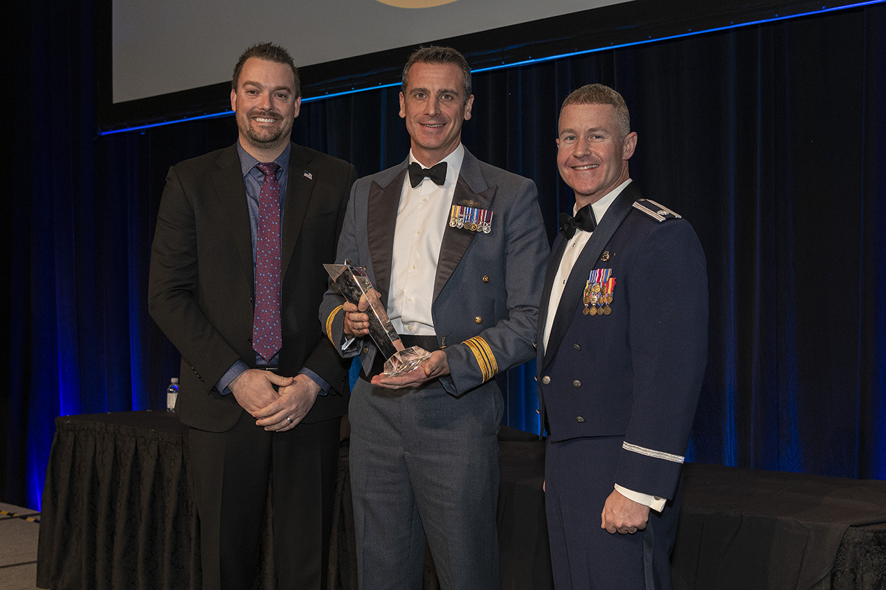 Red 10 collects the ICAS award. Picture by ©2019 Larry Grace Photography/ICAS.
