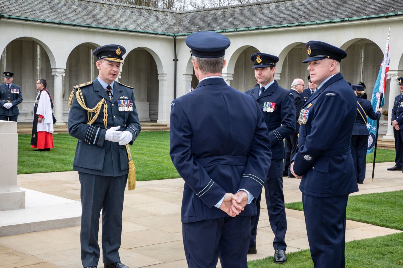 ACM Wigston in conversation with members from the Royal Australian Air Force