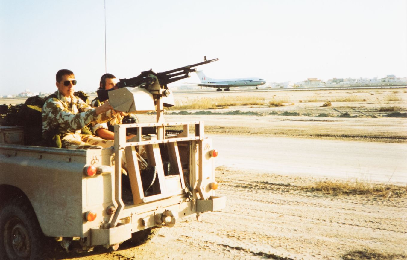 Jan 1991. SAC Partington mans a GMPG on a B Flt Land Rover at Muharraq, an RAF VC-10 lands in the background