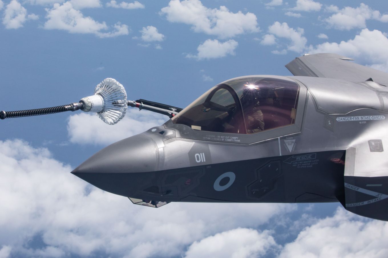 F-35 carrying in flight re-fuelling