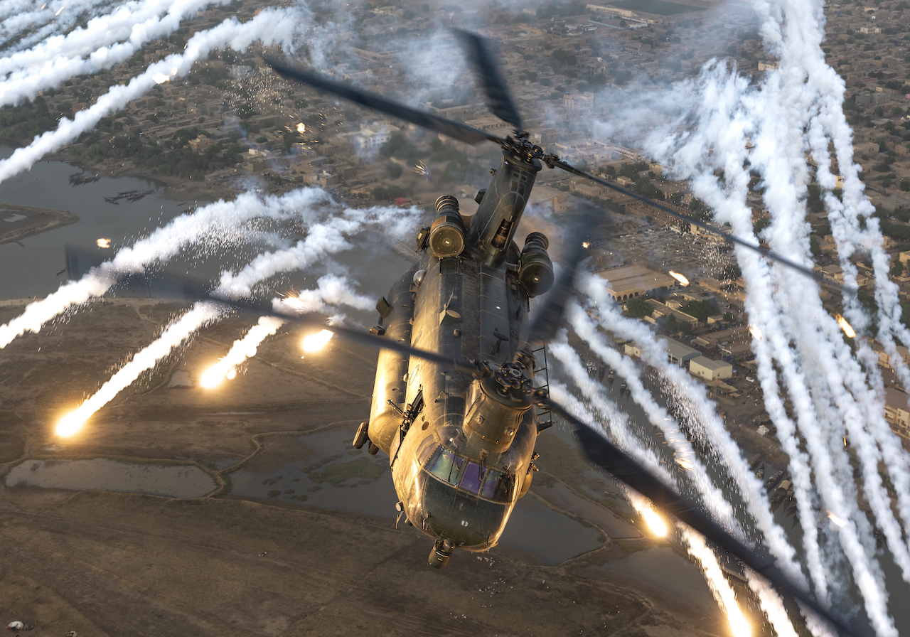 RAF Chinhook releasing flairs