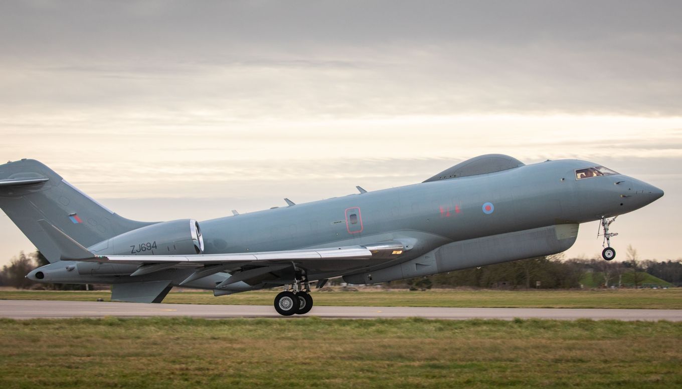 L'immagine mostra un aereo RAF Sentinel R1 in decollo.