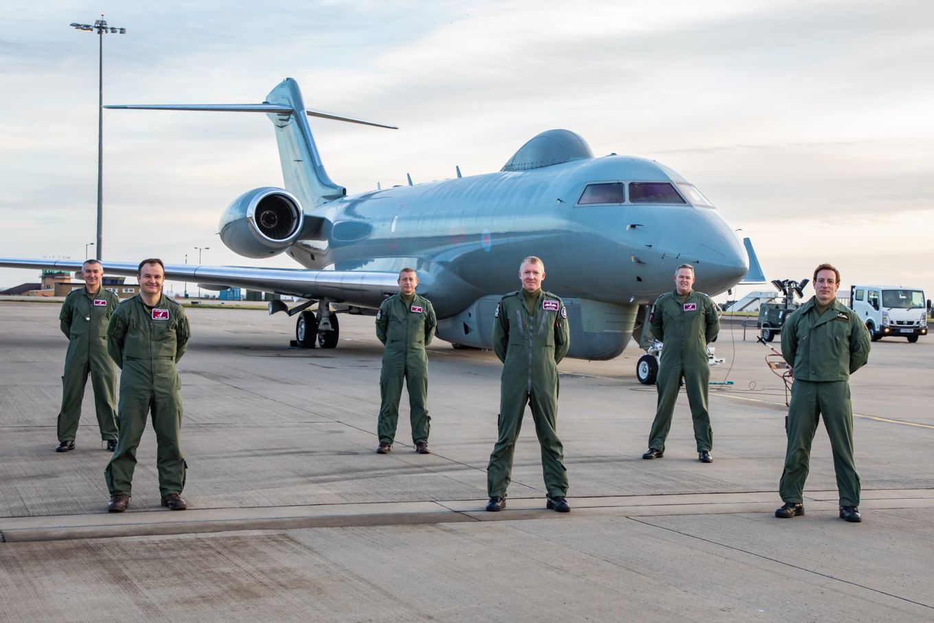 L'immagine mostra un aereo Sentinel R1 della RAF a terra con il personale della RAF in piedi davanti.