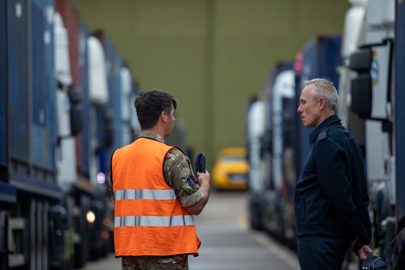 Group Captain Nick Huntley in conversation with personnel from 2MT