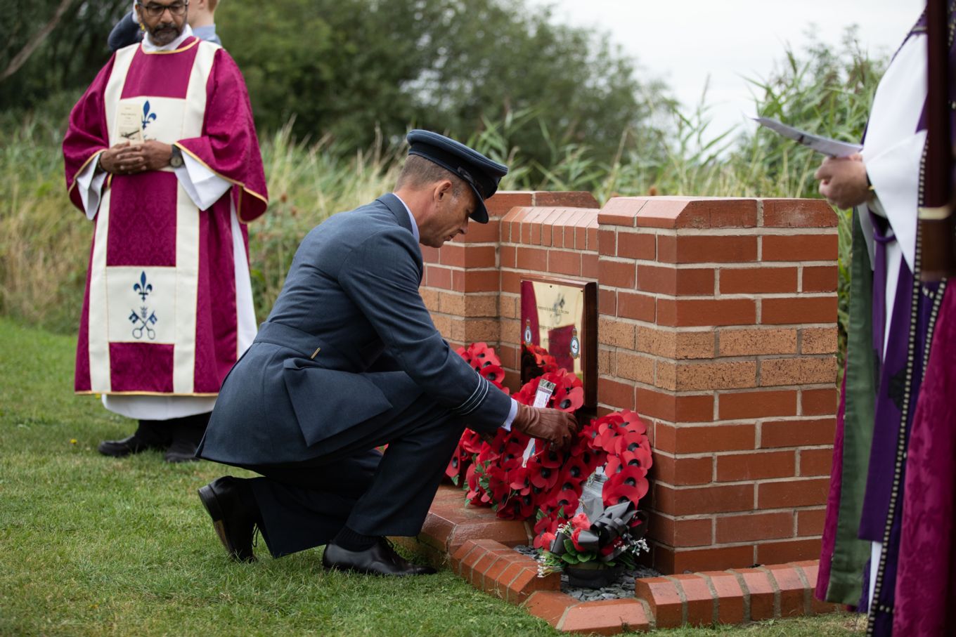 Squadron Leader Kellett lays a wreath on behalf of the RAF