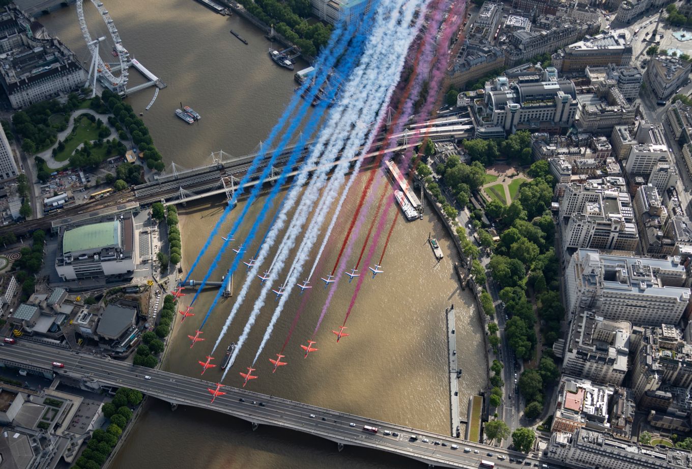 Both teams over London's landmarks. Image by Dave Jenkins. 