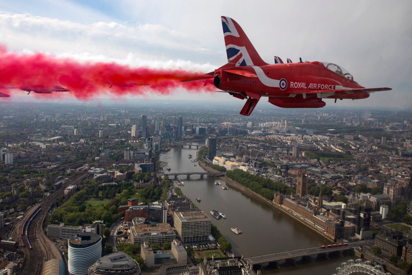 The Red Arrows over London to mark VE Day 75. Image by SAC Hannah Smoker.