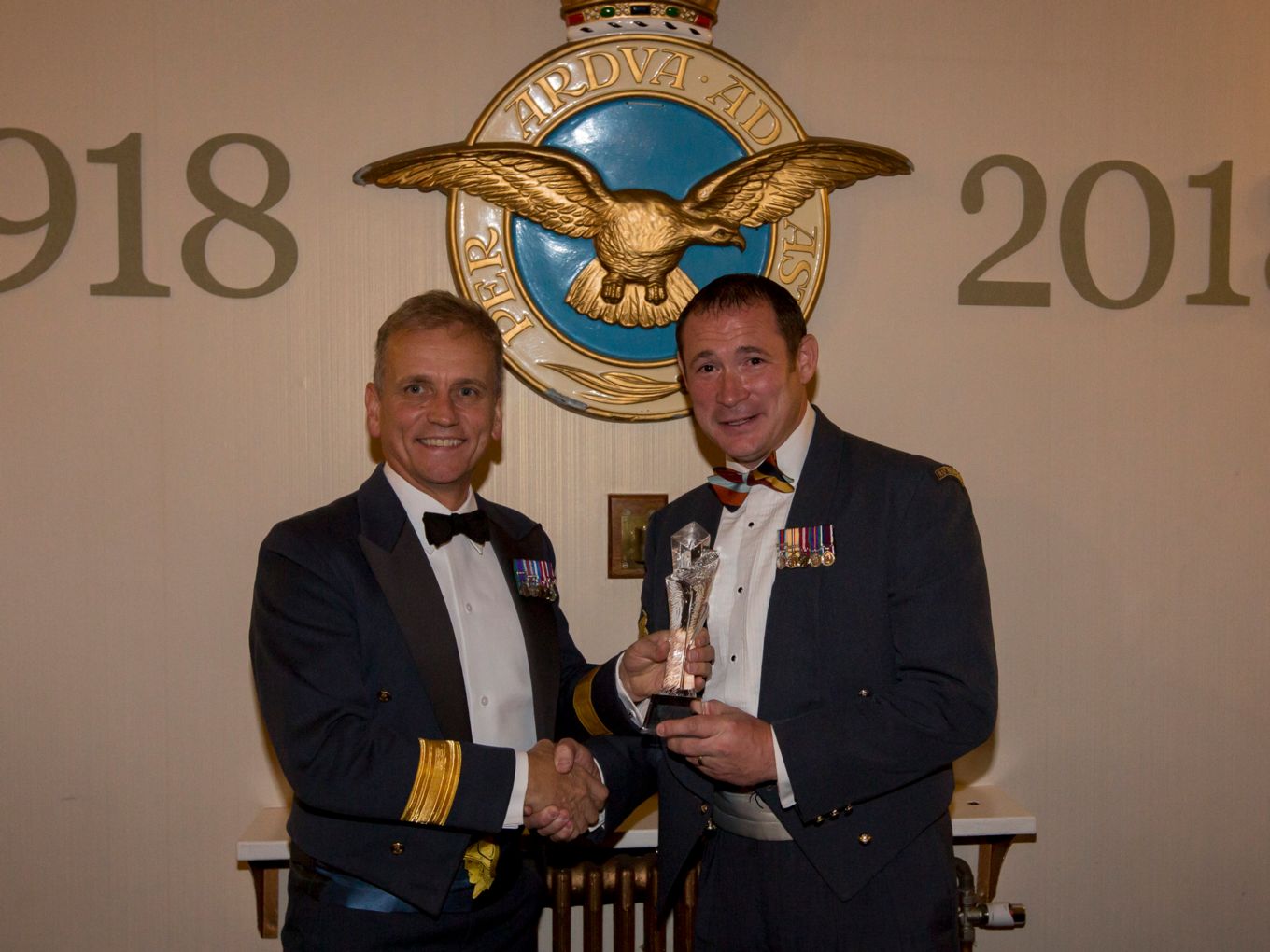 Sgt Darren Pipe receives his award from Air Cdre Mark Gilligan