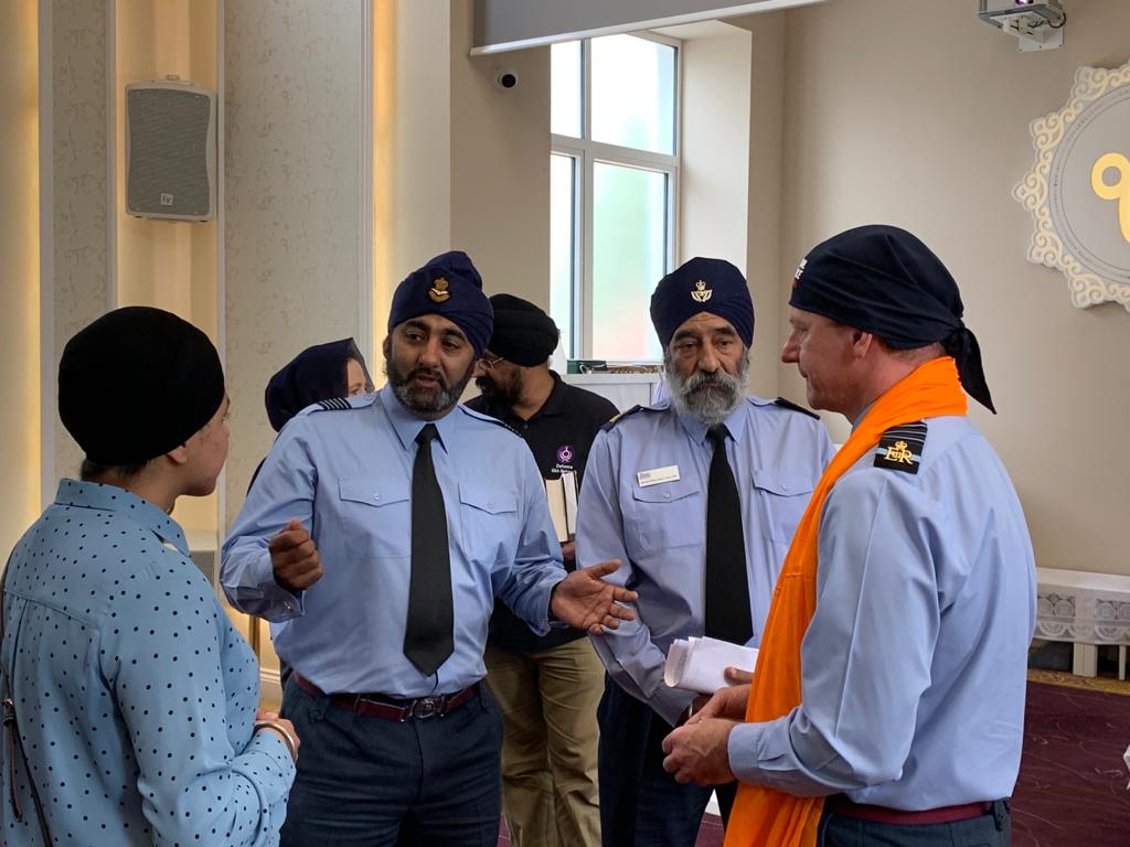 Chief of Air Staff and members of the Sikh community in the temple. 