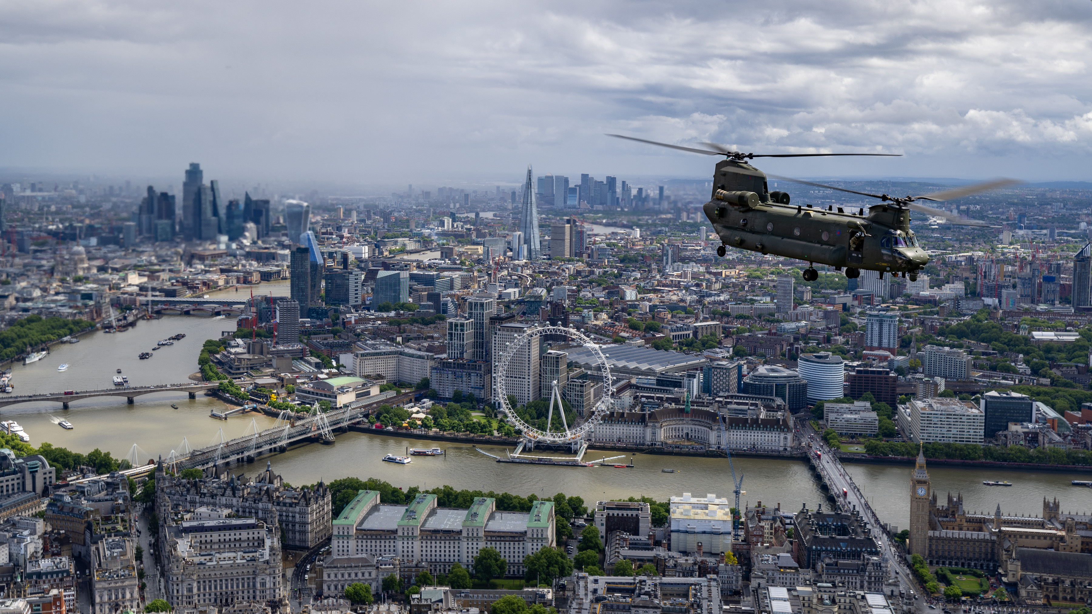 Chinook flying across the London skyline.