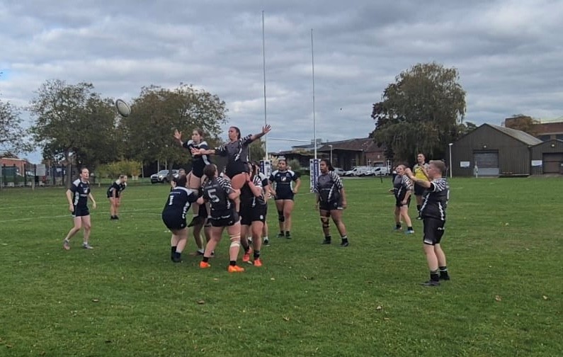 The teams taking a lineout