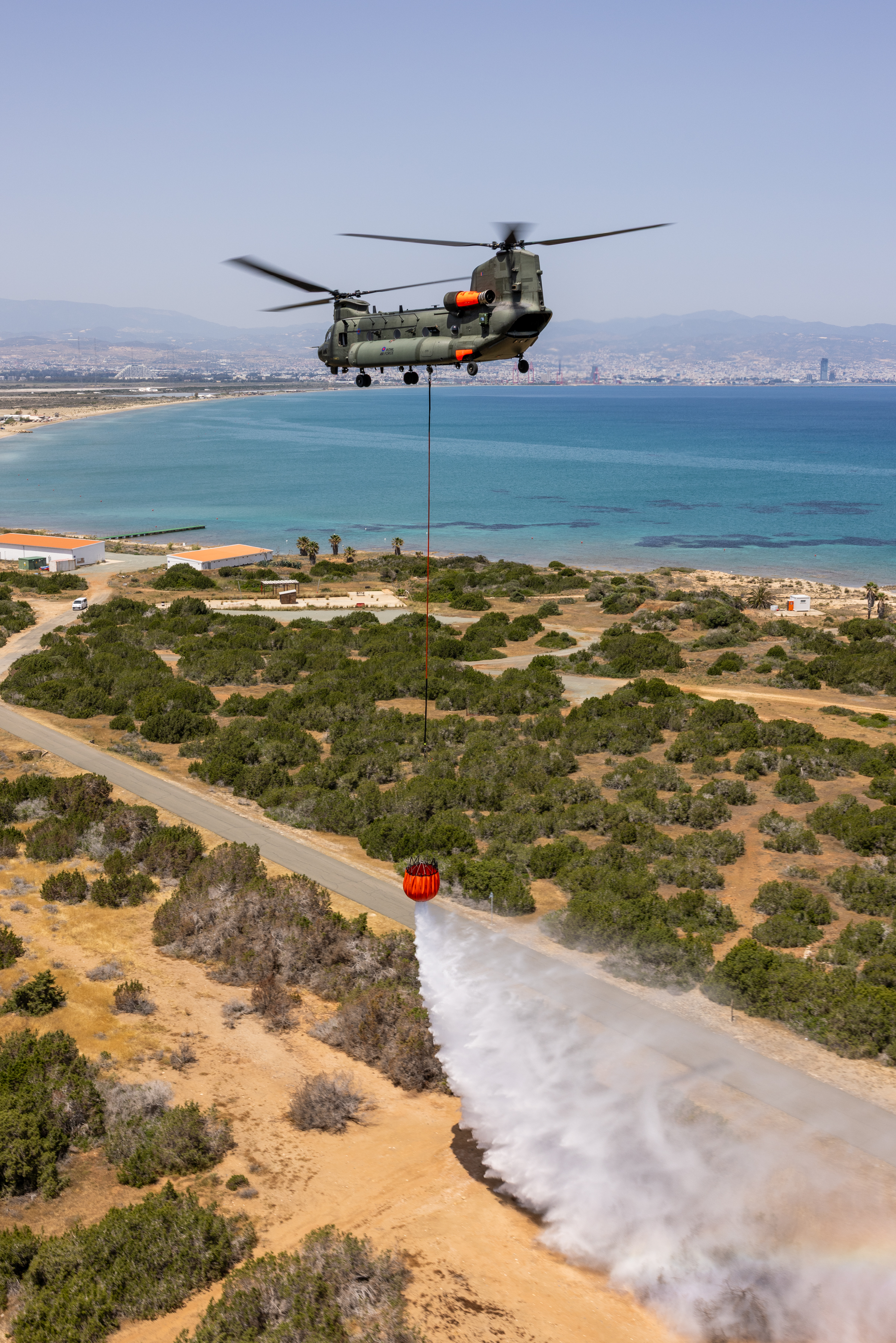 Chinook releasing water from the Bambi bucket