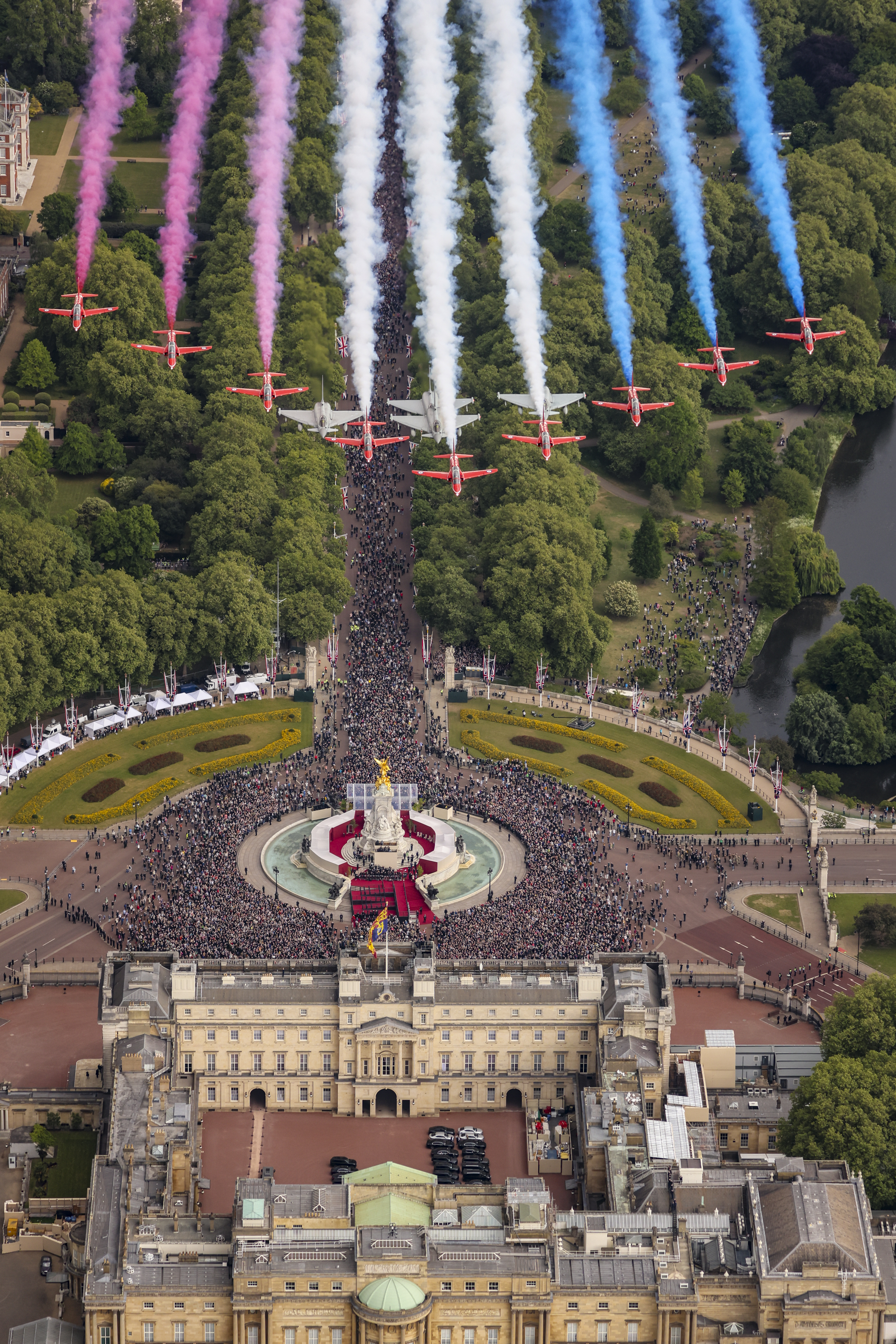 The jets pass Buckingham Palace and waving crowds.