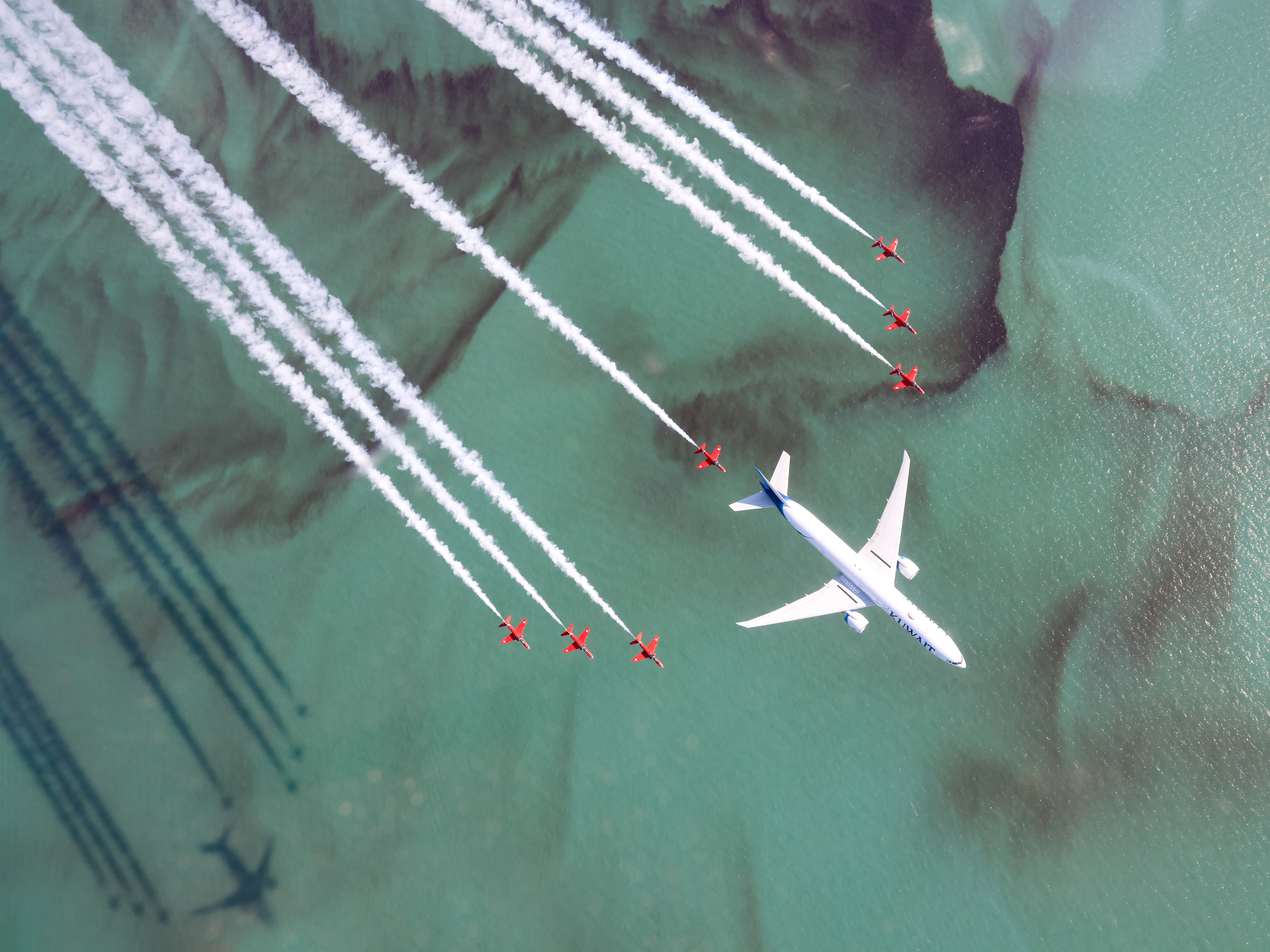 The Red Arrows with a Boeing 777 in Kuwait.
