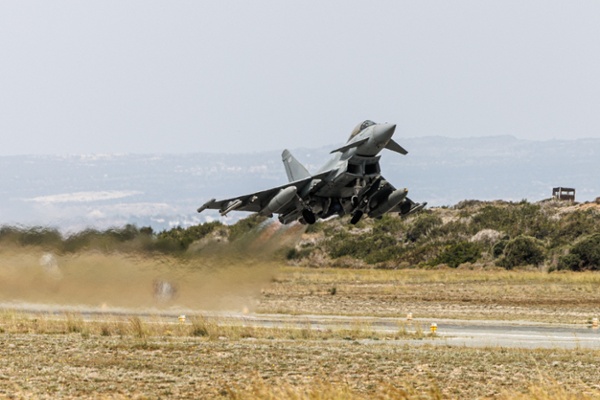 RAF Typhoon, RAF Akrotiri'deki Taksi Yolu'ndan Manevra Gerçekleştiriyor